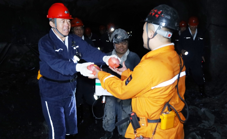 韓福生在興安礦看望慰問一線干部職工時(shí)強(qiáng)調(diào) 切實(shí)抓...